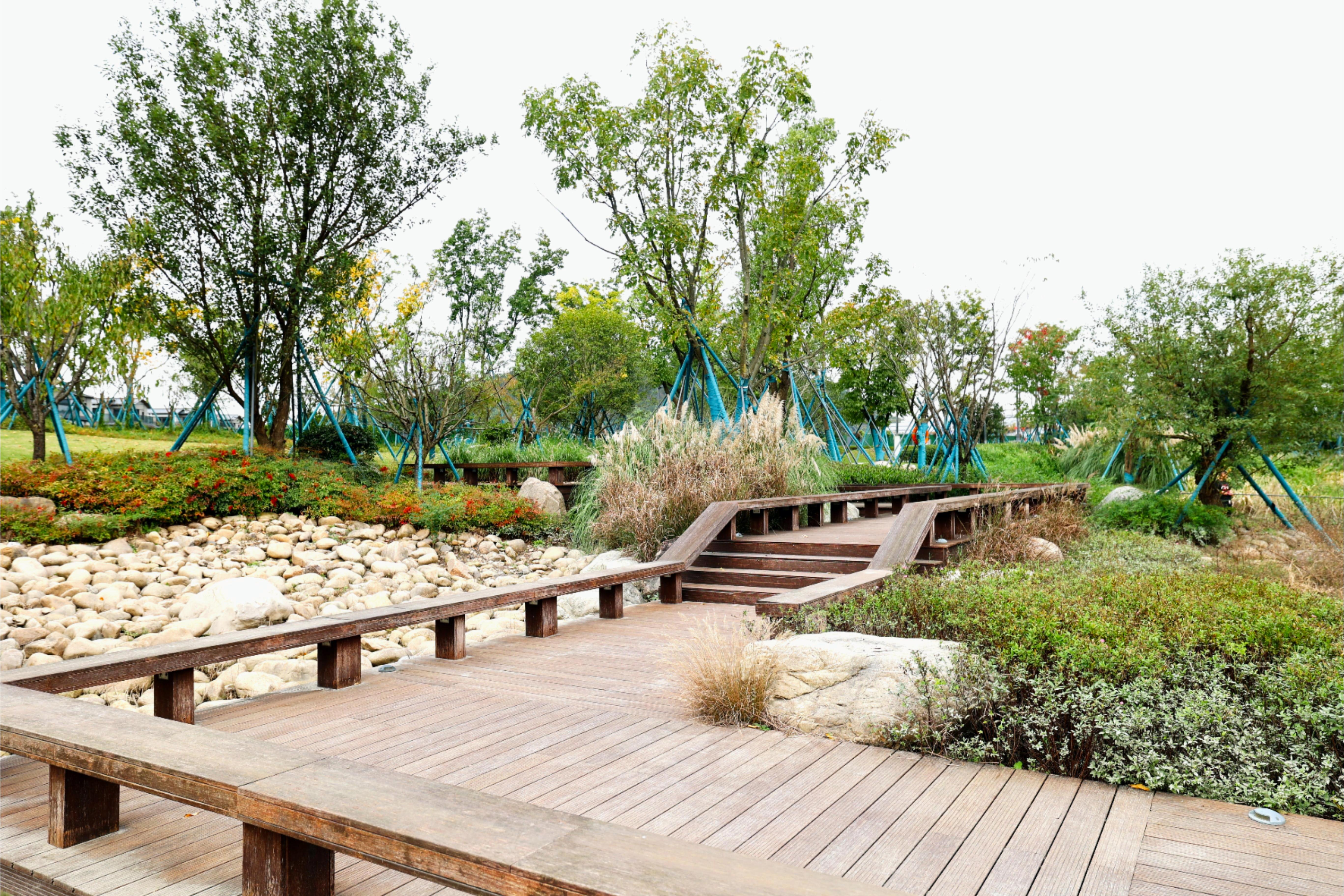 在石灘之上假設(shè)木棧道，搭配濱水植物，漫步在濱水石灘游憩步道之上，可近距離觀賞水景和特色植物。.JPG